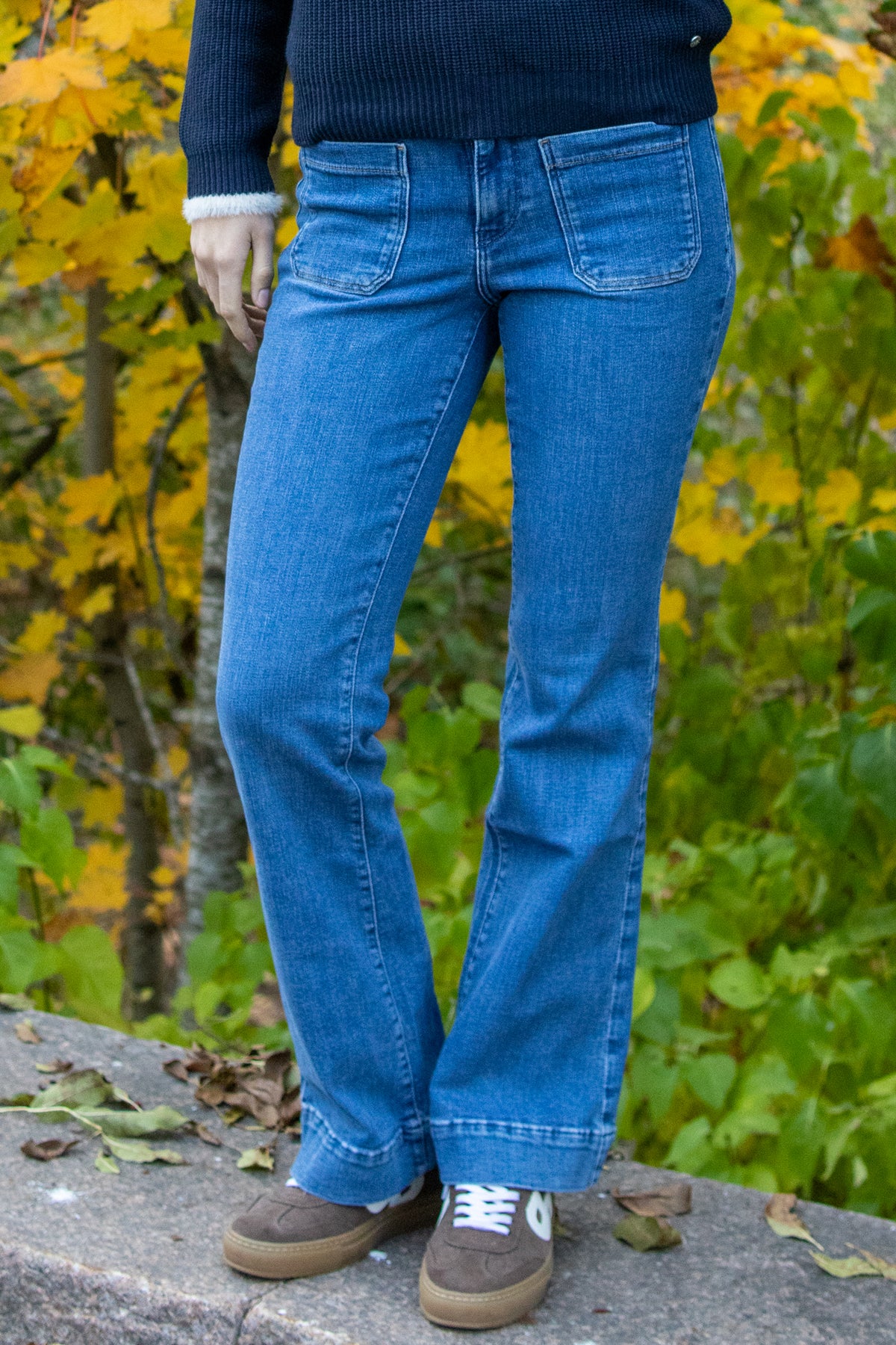 Wrangler Flare Indigo Rush bukser med høyt liv og klassisk denimstil, vist på heltdilla-3009.jpg.