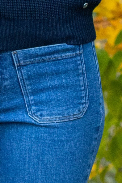 Wrangler Flare Indigo Rush bukser med høyt liv og klassisk jeans-stil, vist på modell.
