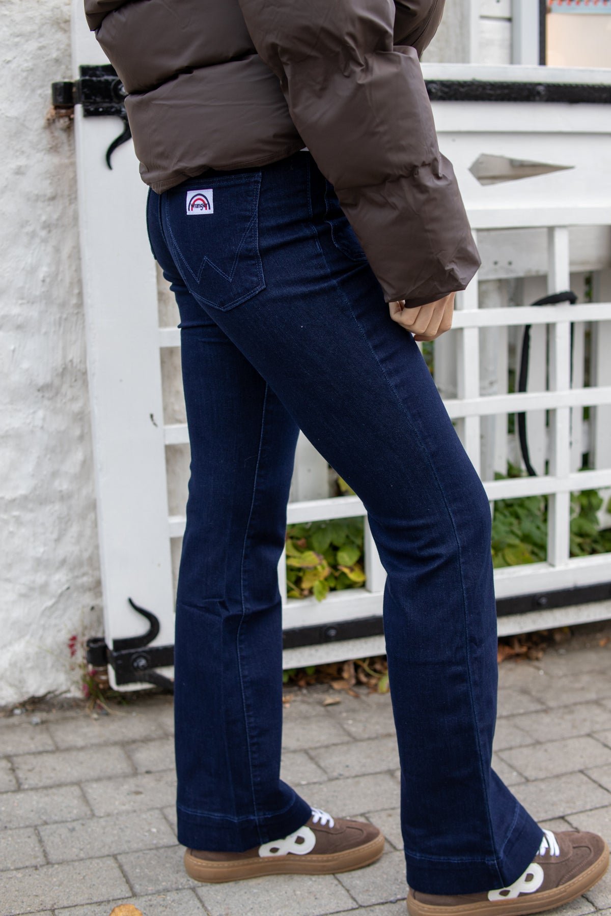 Wrangler Flare Soft Moonlight bukser med høyt liv og lyseblå farge, vist på modell.