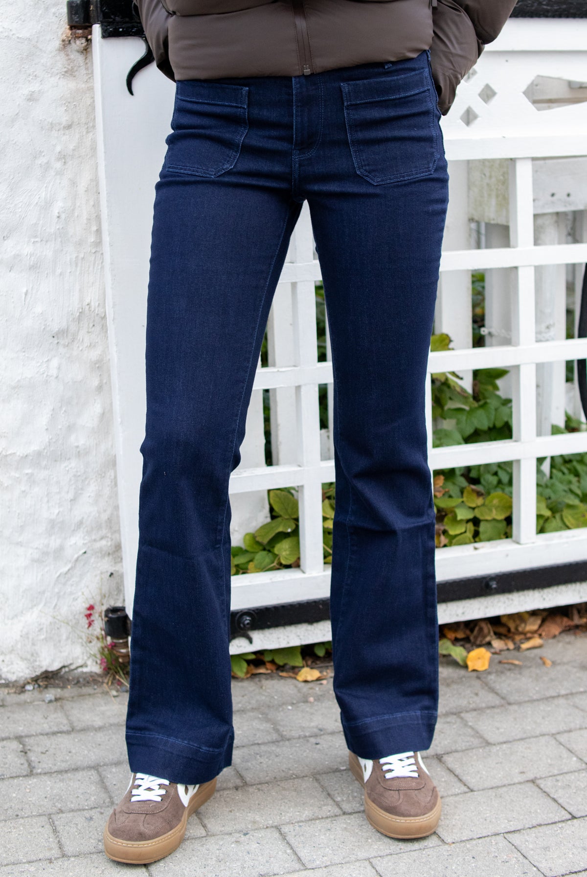 Wrangler Flare Soft Moonlight bukser med høyt liv og smale ben, laget av mykt stoff, vist på heltdilla-3011.jpg