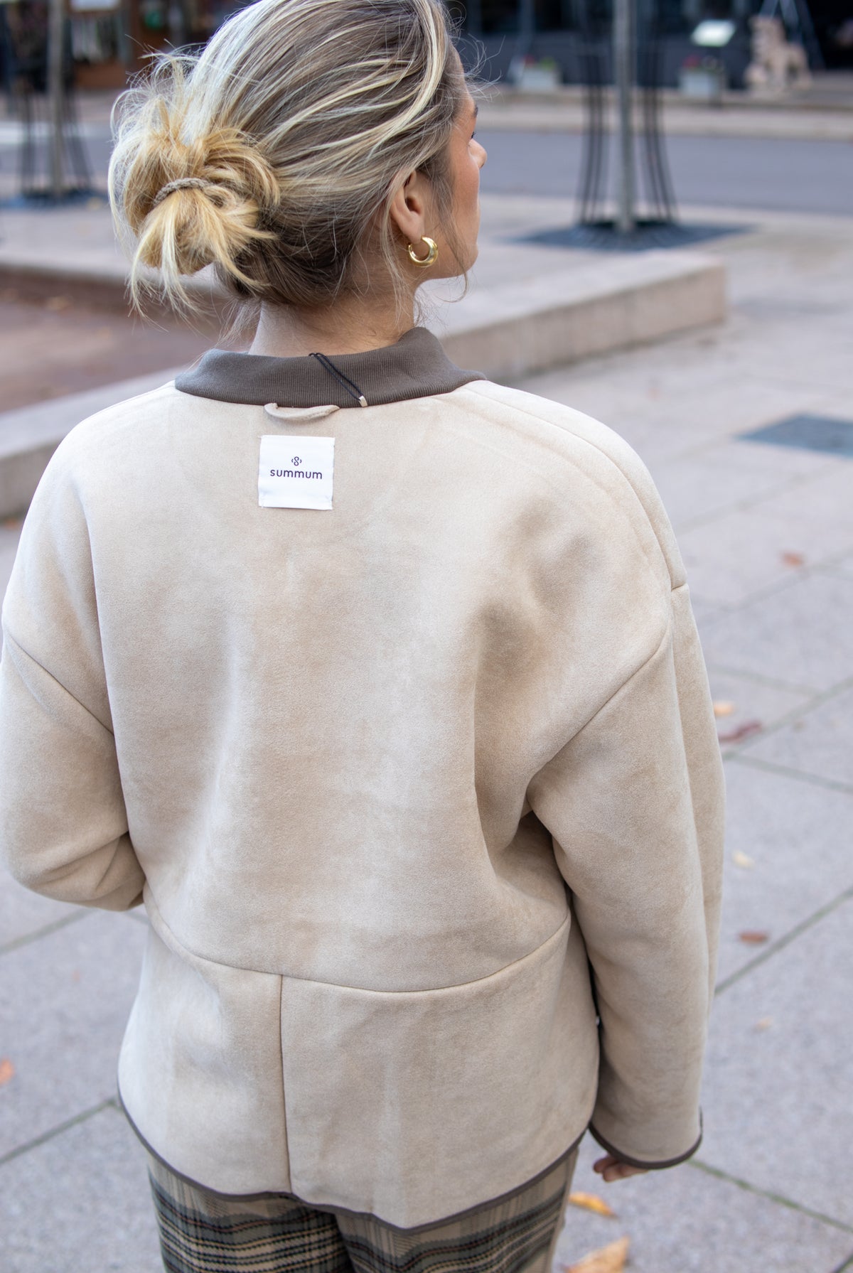 Lett taupe Bonded Teddy jakke fra Summum Woman, varm yttertøy med mykt teddy-stoff og komfortabel passform.