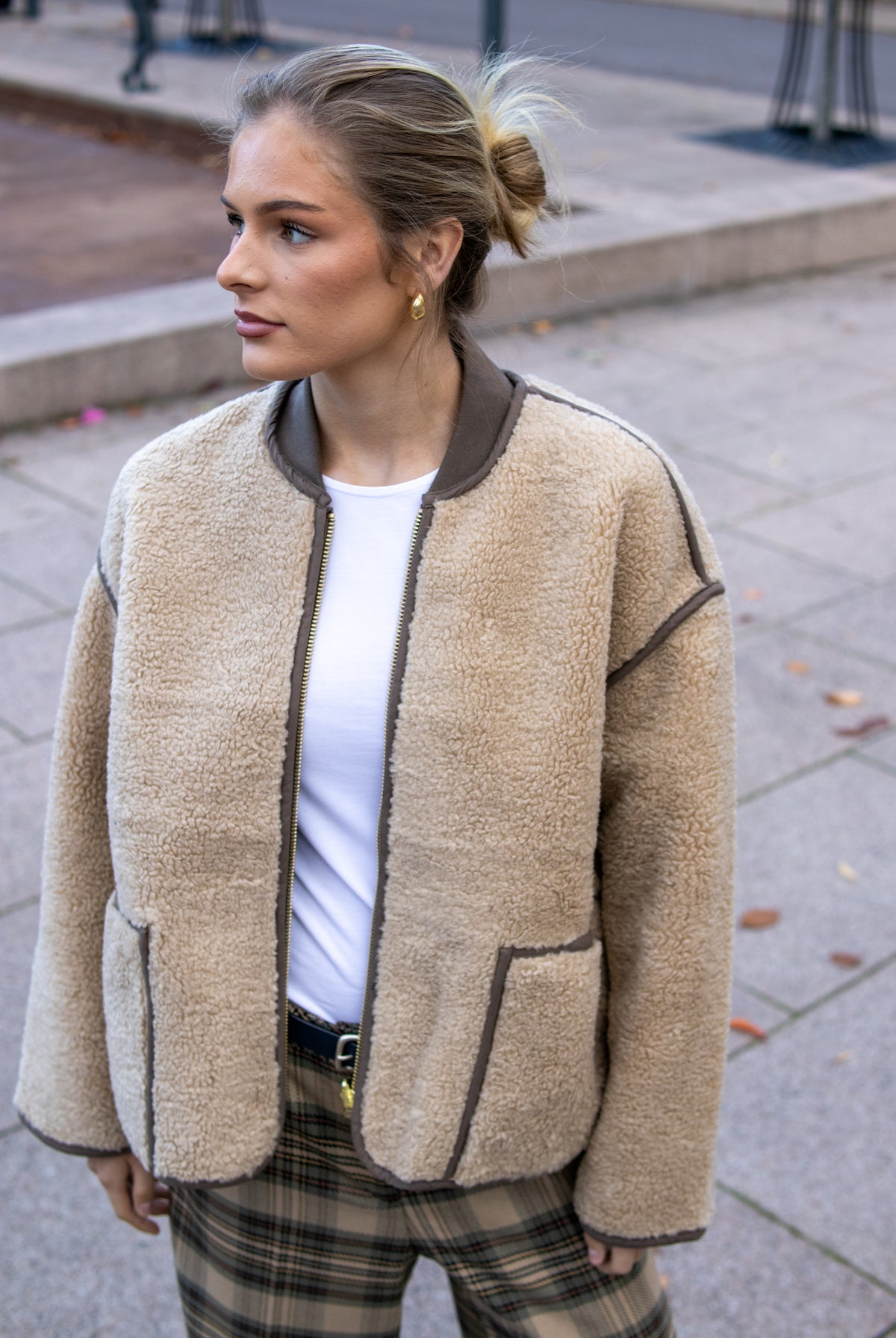 Summum Woman Bonded Teddy jakke i lys taupe, fullt synlig med myk pelsdetalj og varm yttertøystil.