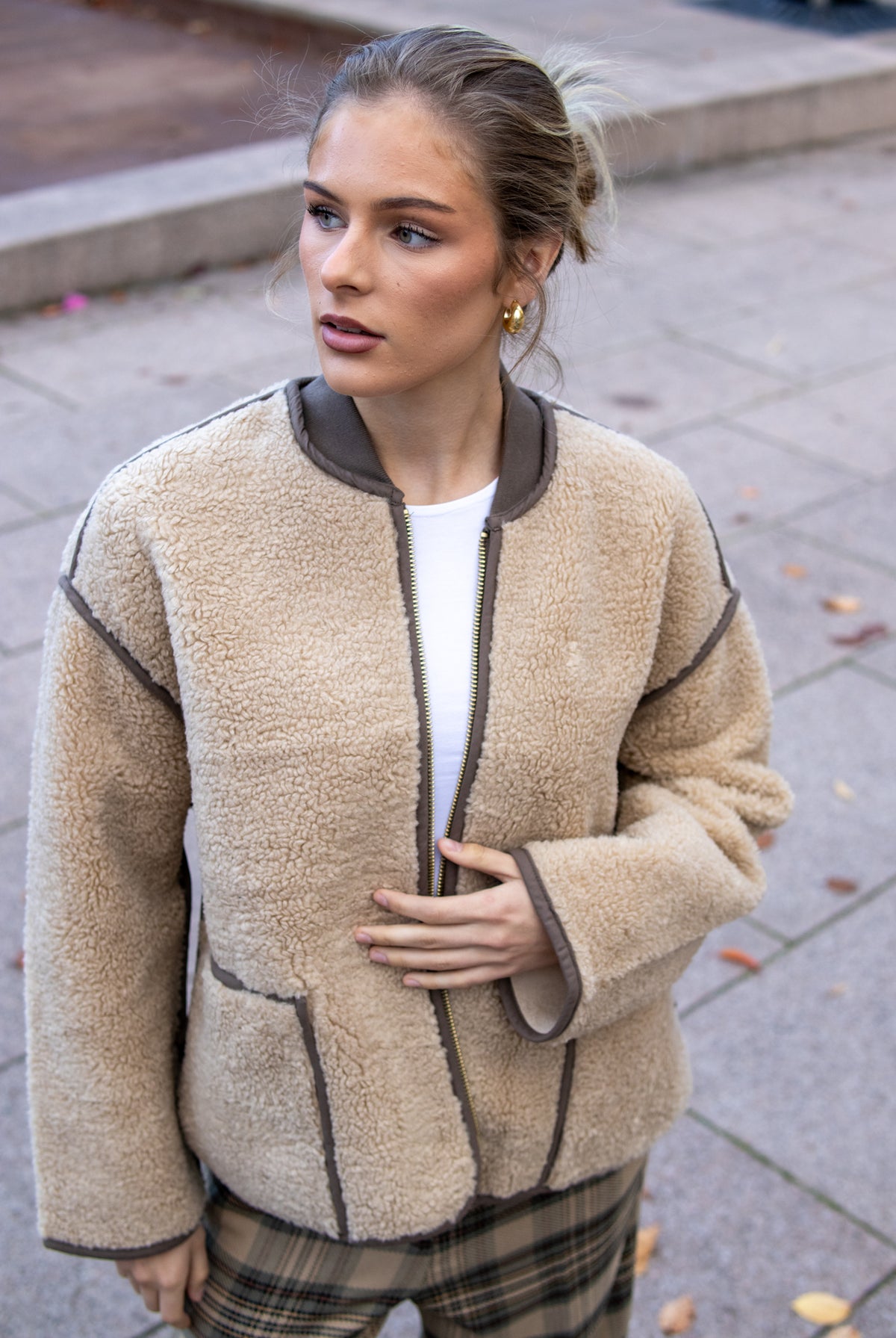 Summum Woman Bonded Teddy jakke i lys taupe, varm yttertøy med mykt fôr og komfortabel passform, vist i helbildet.