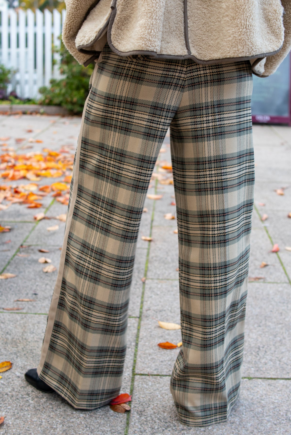 Multifargede bukser med brede rutemønster fra Summum Woman, avslappende og trendy casual bukser for kvinner.