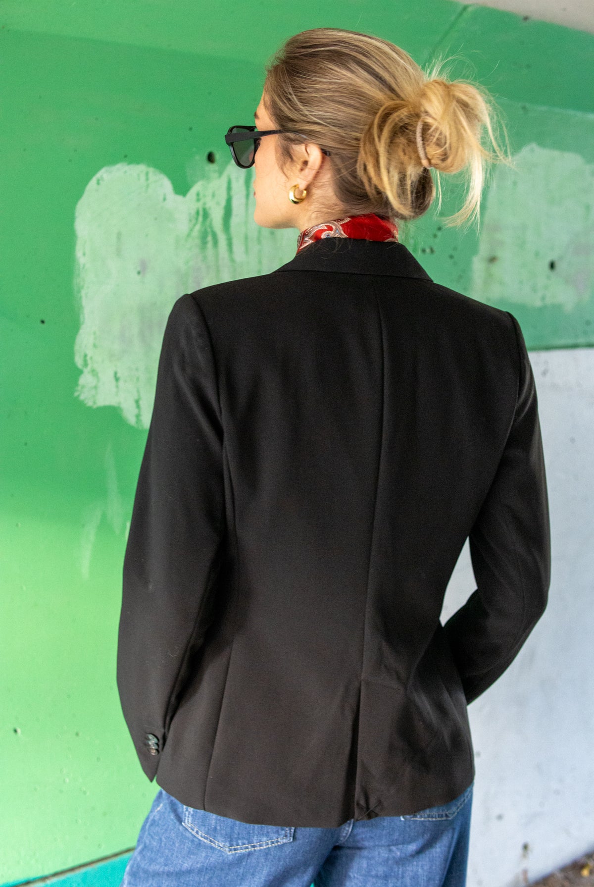 Sort Part Two Taylor blazer i svart, vises på modell, med krage og knappestolpe, perfekt til formelle anledninger.