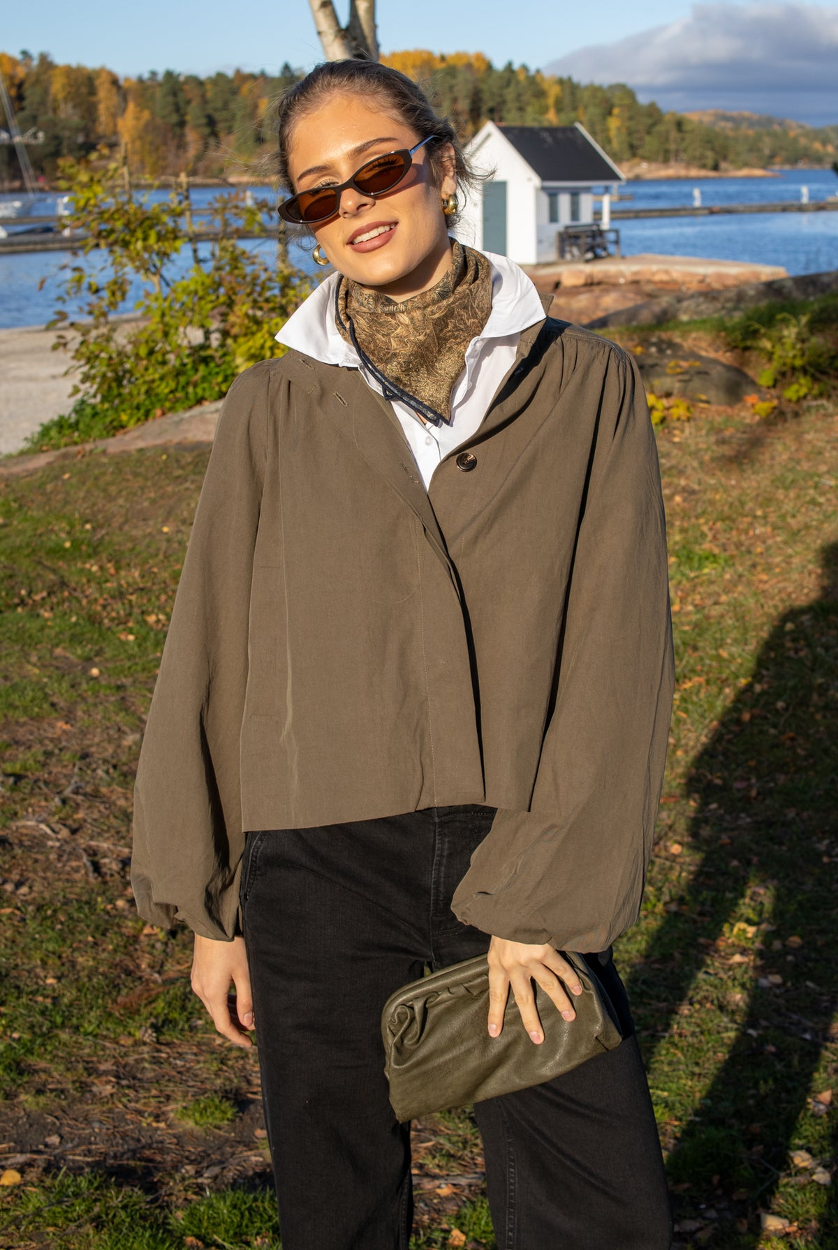 Neo Noir Tirsa Twill Jakke i militærgrønt med knapper og lommer, vist på modell, perfekt for en stilfull og komfortabel look.