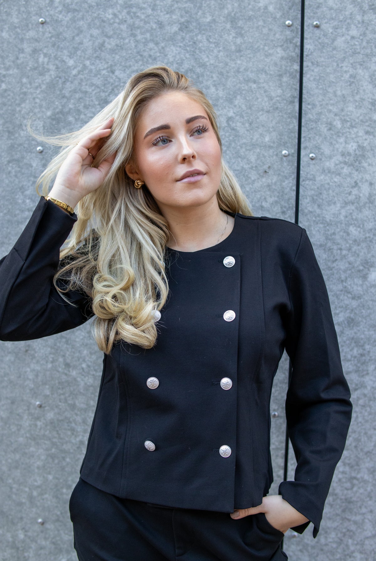 Sort Ella Button-jakke fra Pieszak, heltdilla-3067, vist med knappestolpe og klassisk tommelhull-design.