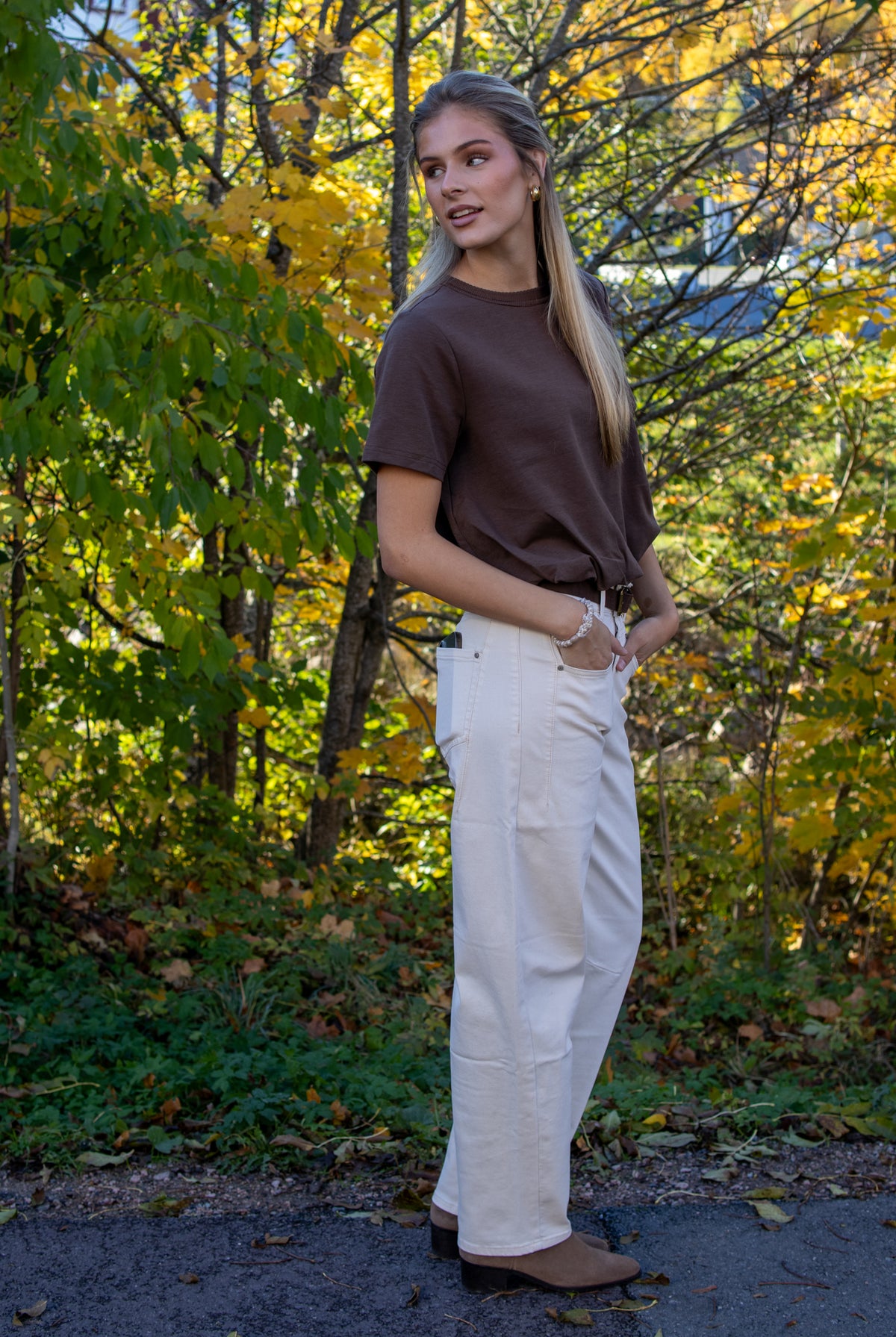 Ecru Korine & Belt Washed Twill L32 bukser fra Red Button, vises med belte og avslappet passform.