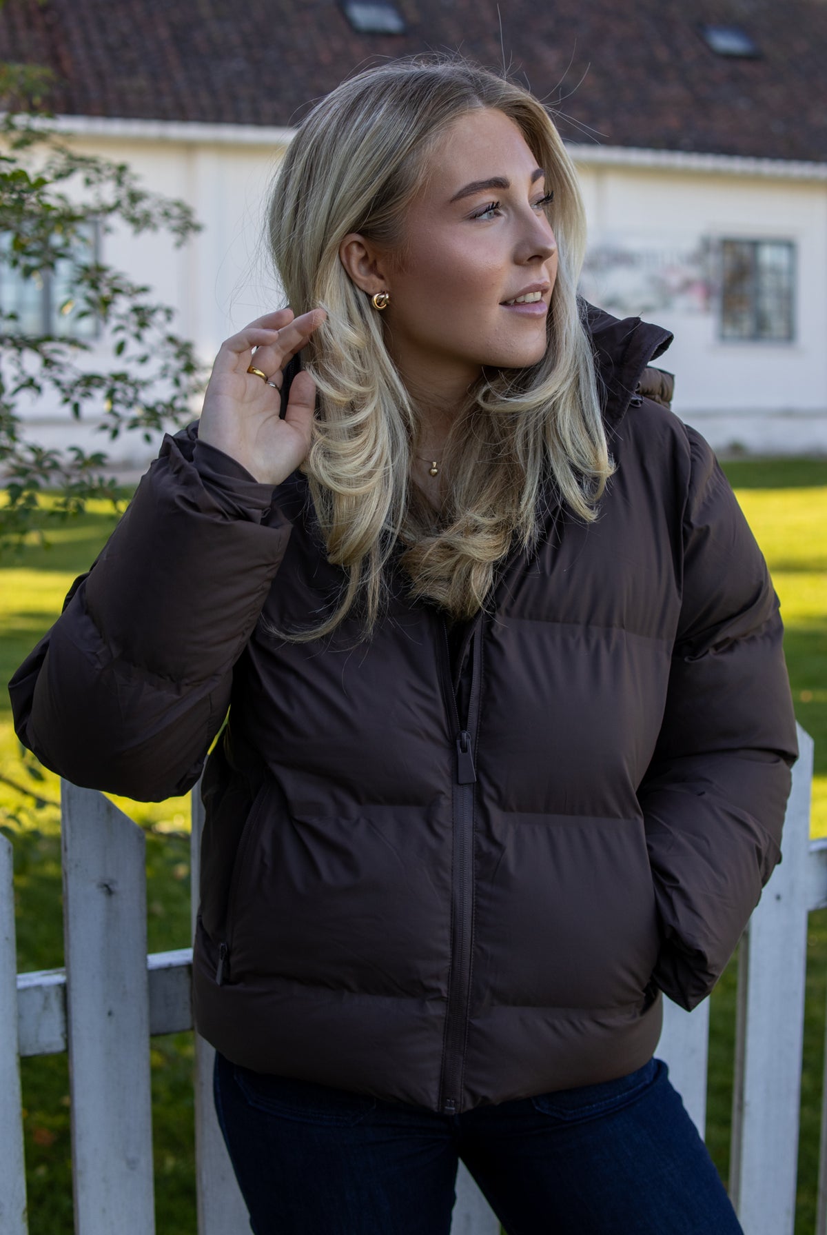 Neo Noir Fox C pufferjakke i mørk brun, hel figur med isolerende materiale og glansfull overflate, perfekt for kaldt vær.