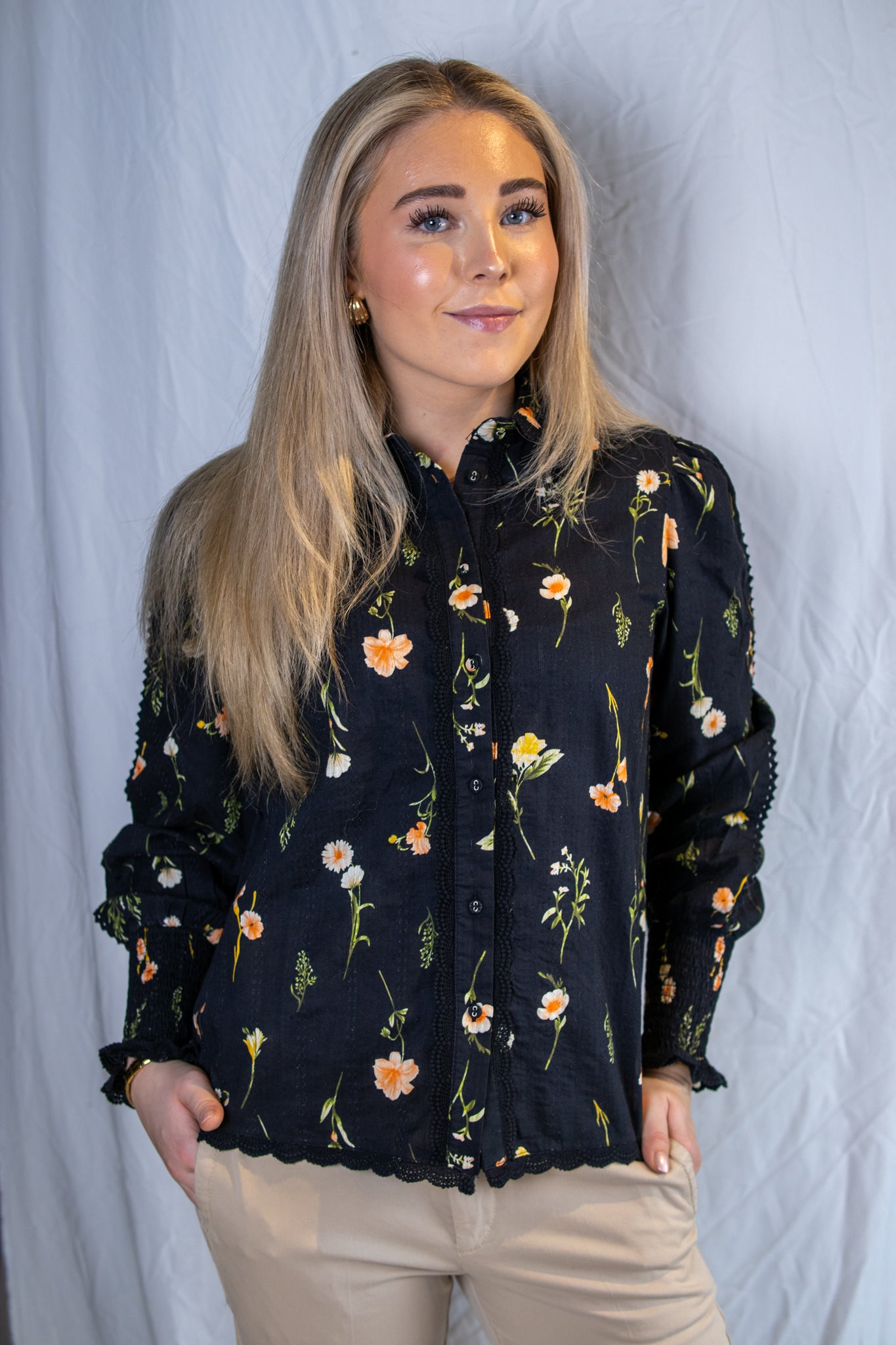 Somelli Shirt - Black Flower Print - Skjorter - Helt Dilla AS
