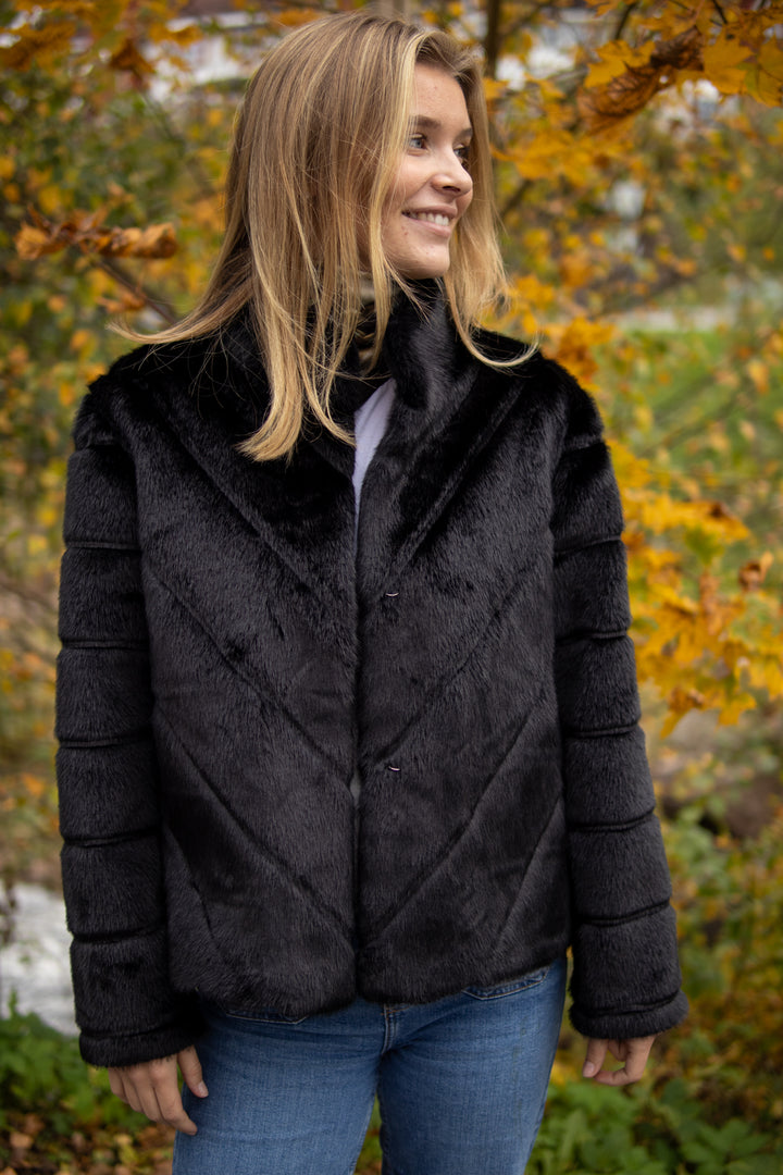 Sonja Fuskepels Jakke - Svart - Yttertøy - Helt Dilla AS