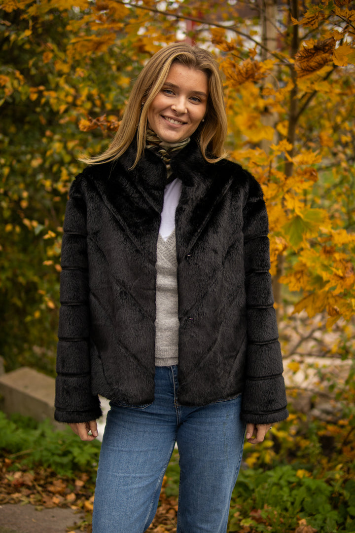 Sonja Fuskepels Jakke - Svart - Yttertøy - Helt Dilla AS