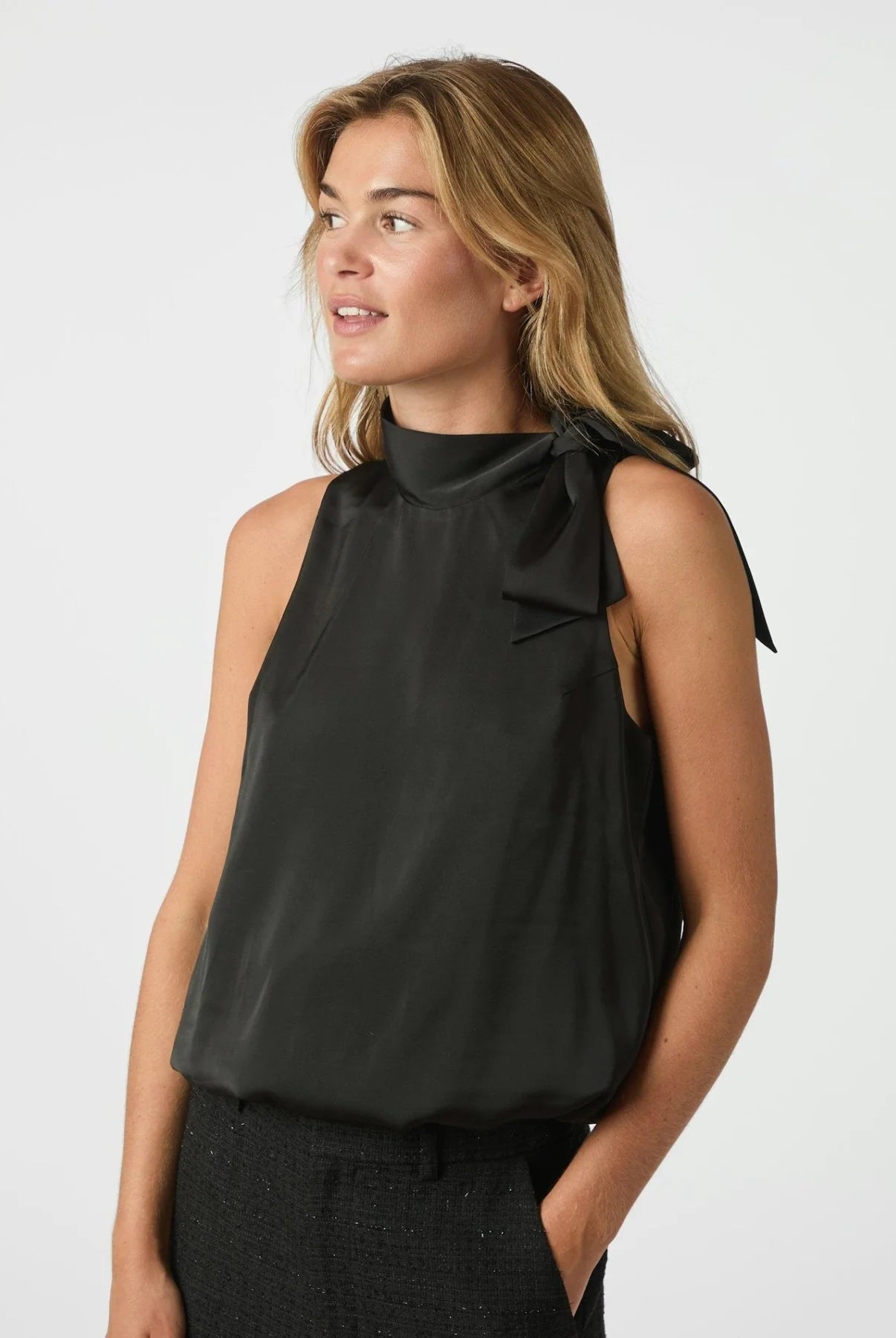 Veda Drapy Satin Top - Bluser - Helt Dilla AS