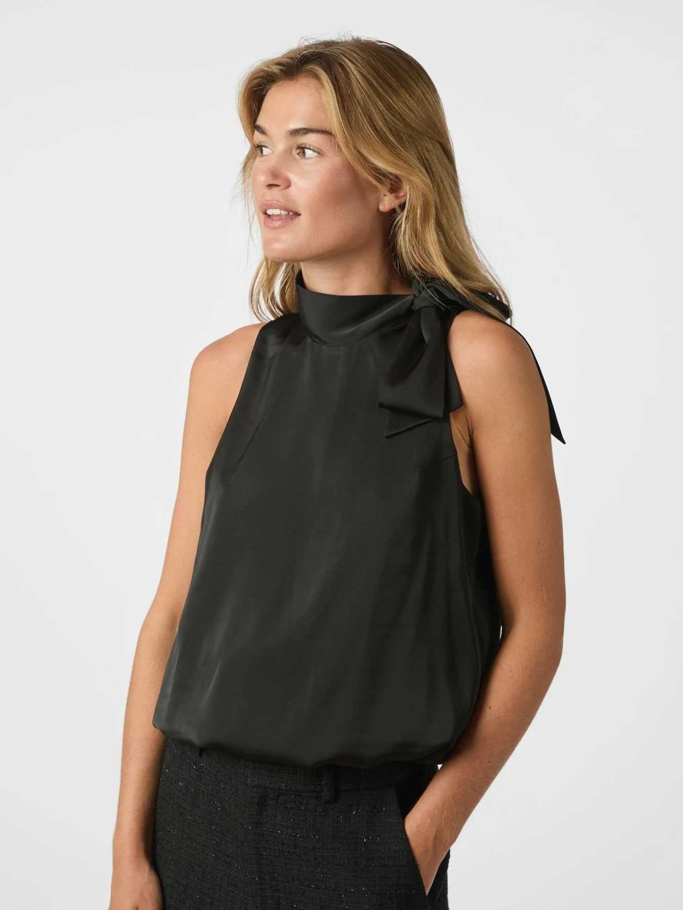 Veda Drapy Satin Top - Bluser - Helt Dilla AS