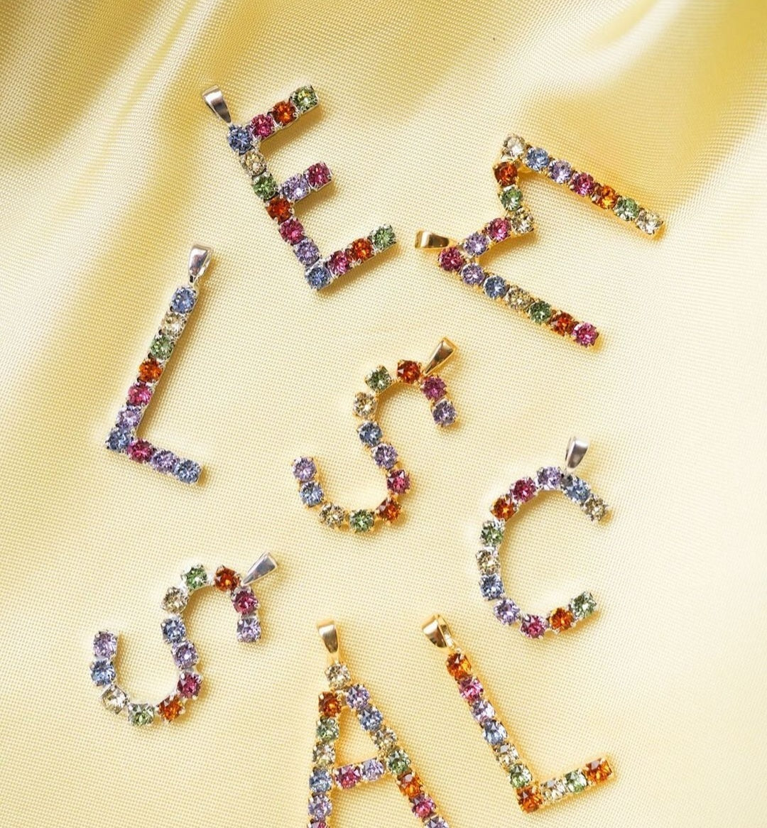 Letter necklace rainbow gold - 50cm - Helt Dilla AS