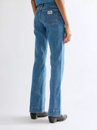 Wrangler Flare Indigo Rush bukser med høyt liv og flared ben, laget av slitesterkt denimmateriale.