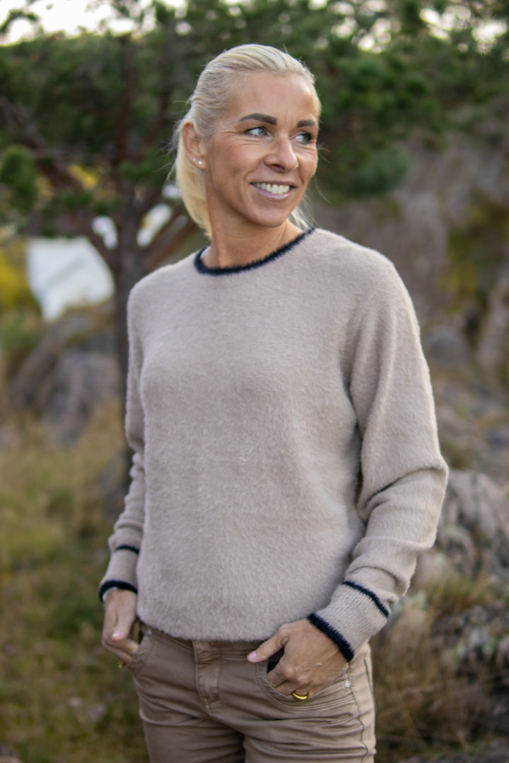 Flyffy Sweater & Contrast - Clay/Black - Genser - Helt Dilla AS