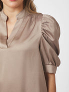 Roella Heavy Sateen Blouse - Dark Taupe - Bluser - Helt Dilla AS