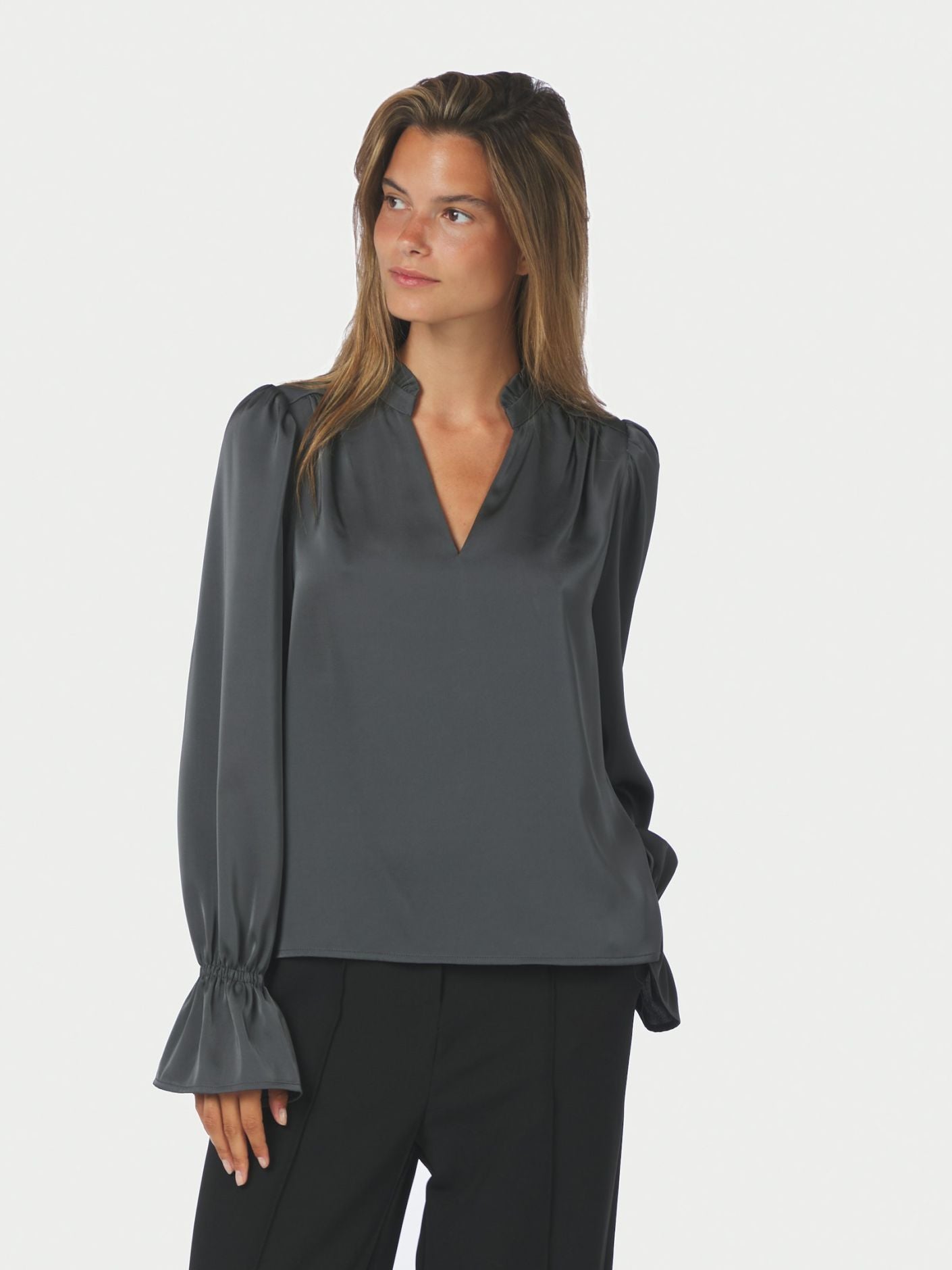 Amara Heavy Sateen Bedaz Blouse - Antracit - Bluser - Helt Dilla AS