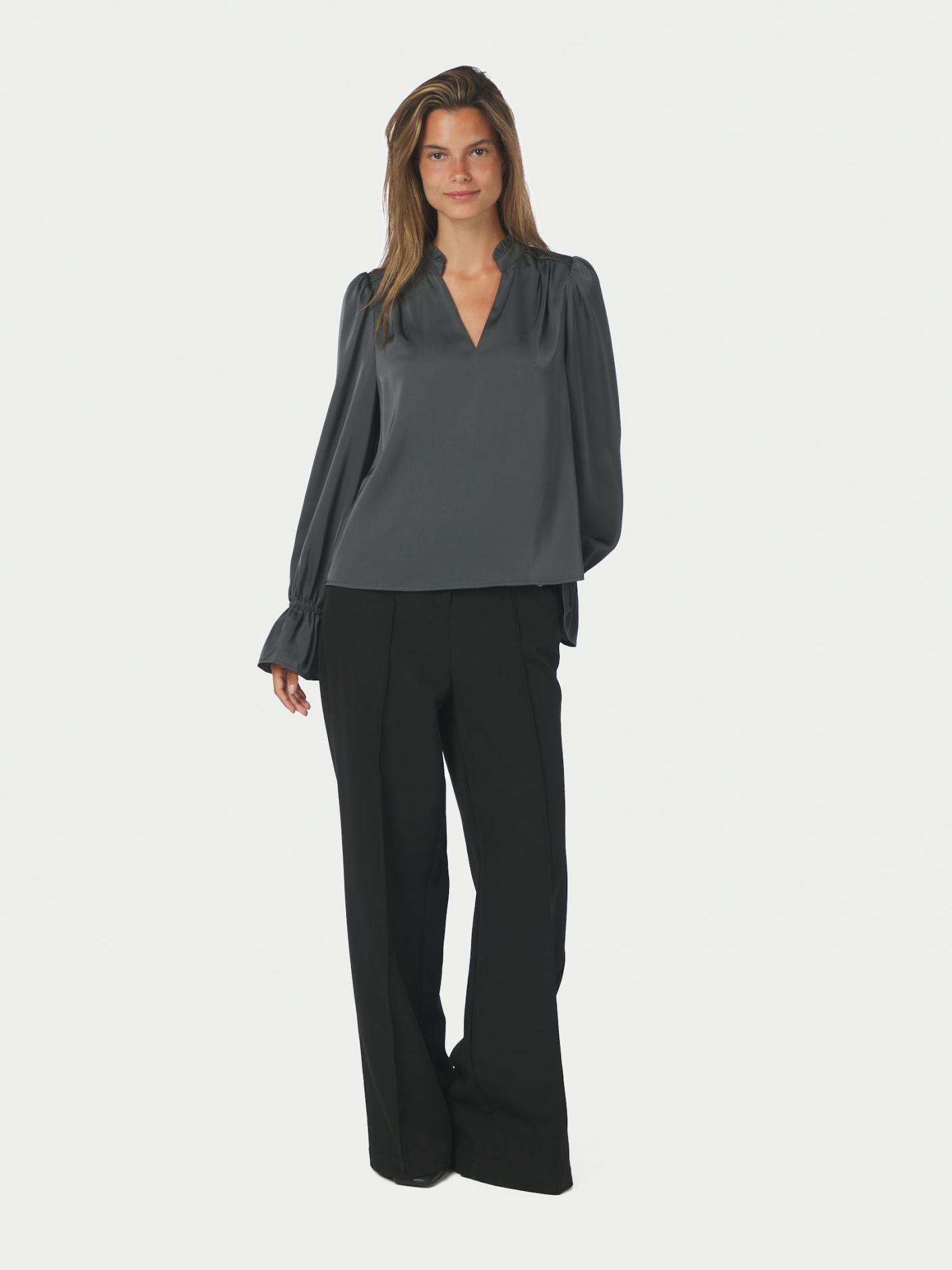 Amara Heavy Sateen Bedaz Blouse - Antracit - Bluser - Helt Dilla AS