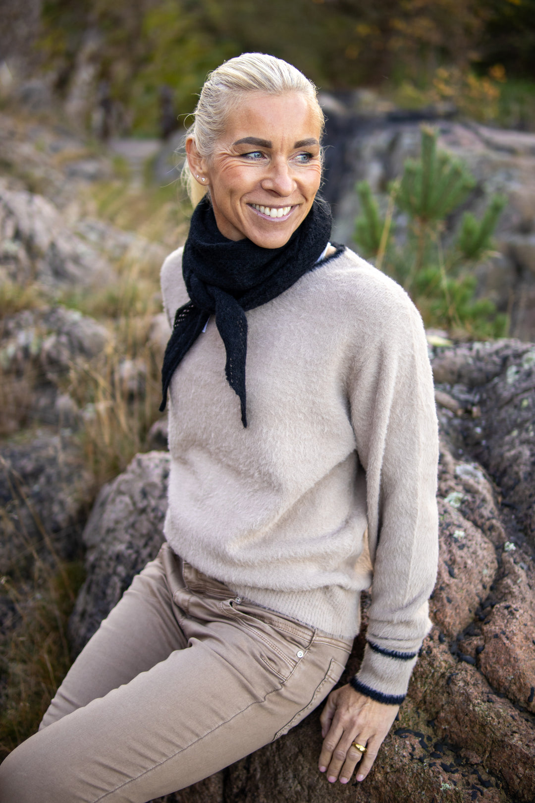 Flyffy Sweater & Contrast - Clay/Black - Genser - Helt Dilla AS