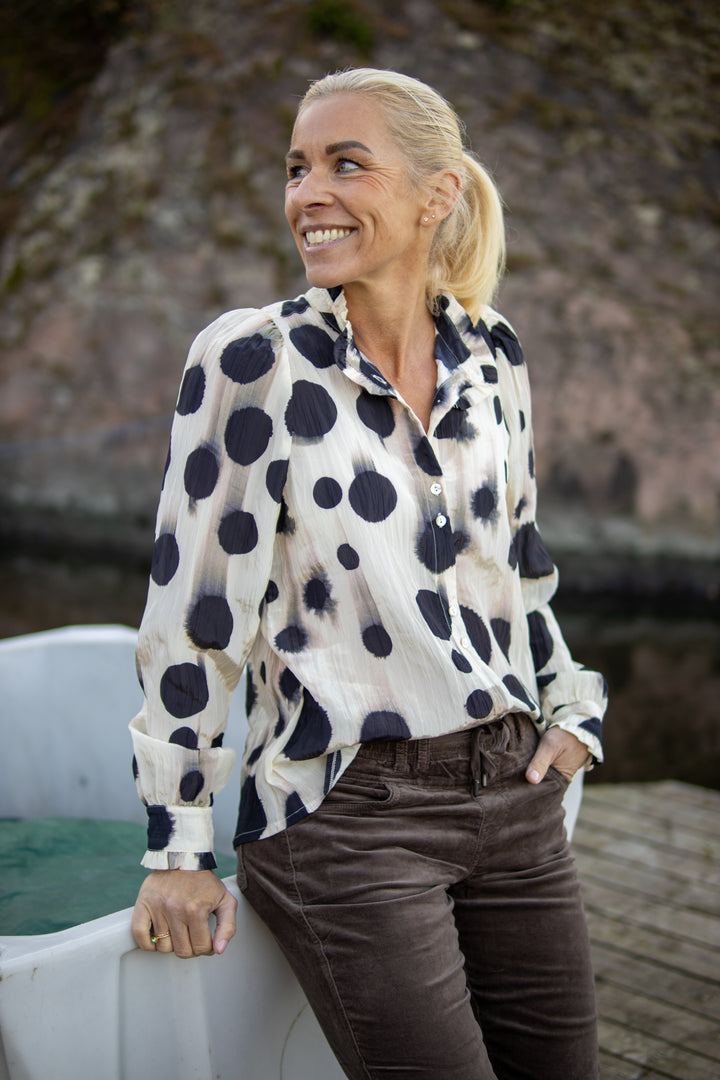 Non-iron blouse with polka dots - mønster - Bluser - Helt Dilla AS