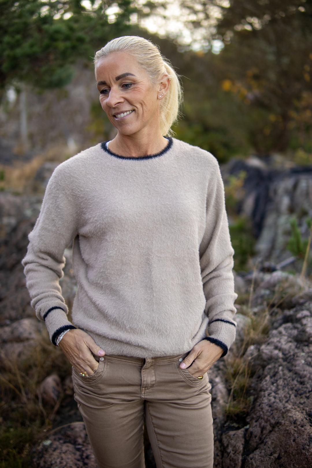 Flyffy Sweater & Contrast - Clay/Black - Genser - Helt Dilla AS