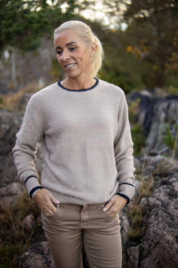 Flyffy Sweater & Contrast - Clay/Black - Genser - Helt Dilla AS