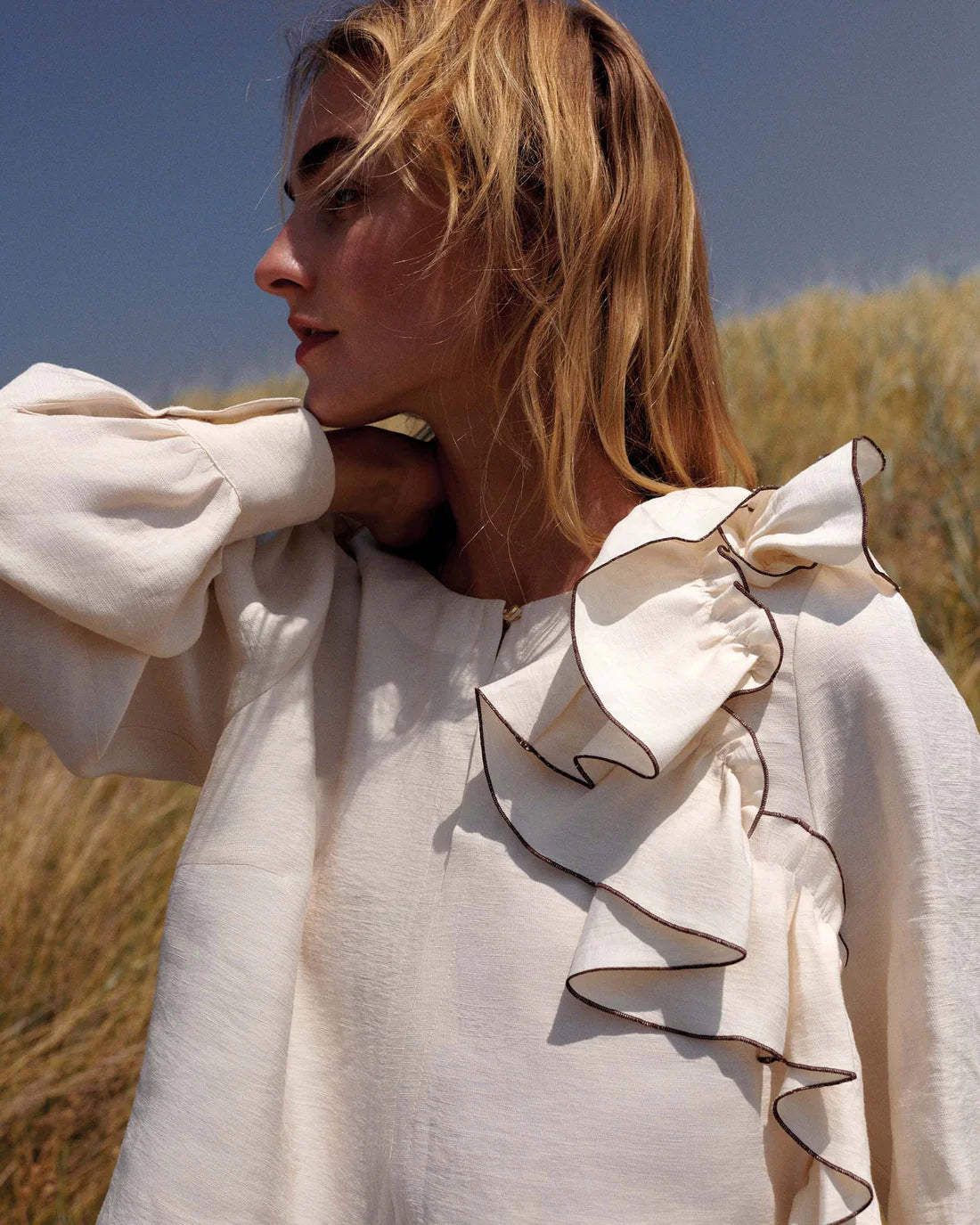 LINEN-BLEND TOP WITH RUFFLES - ivory voffee - Bluser - Helt Dilla AS