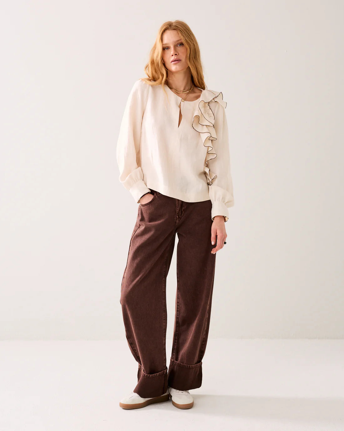 LINEN-BLEND TOP WITH RUFFLES - ivory voffee - Bluser - Helt Dilla AS