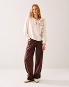 LINEN-BLEND TOP WITH RUFFLES - ivory voffee - Bluser - Helt Dilla AS