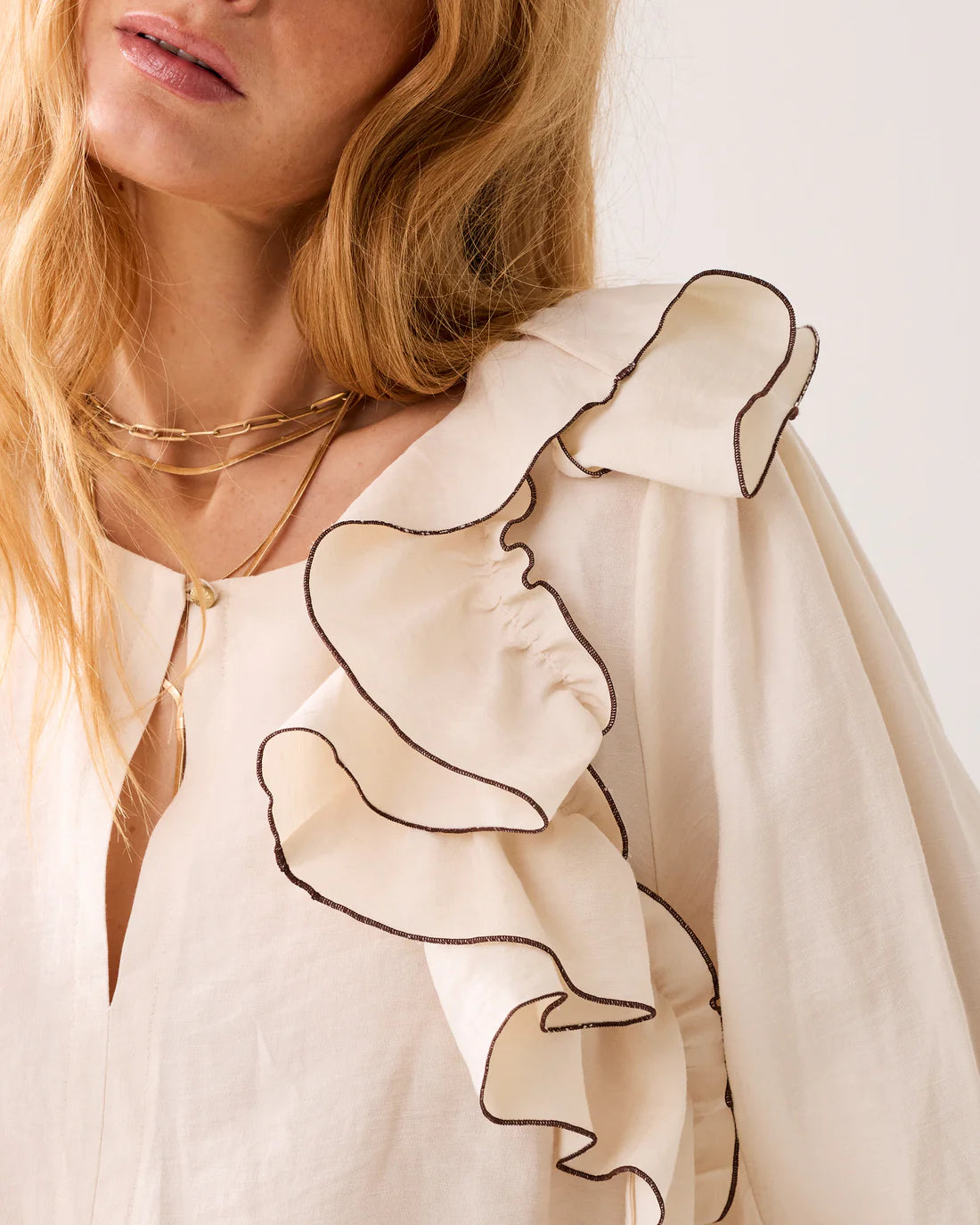 LINEN-BLEND TOP WITH RUFFLES - ivory voffee - Bluser - Helt Dilla AS