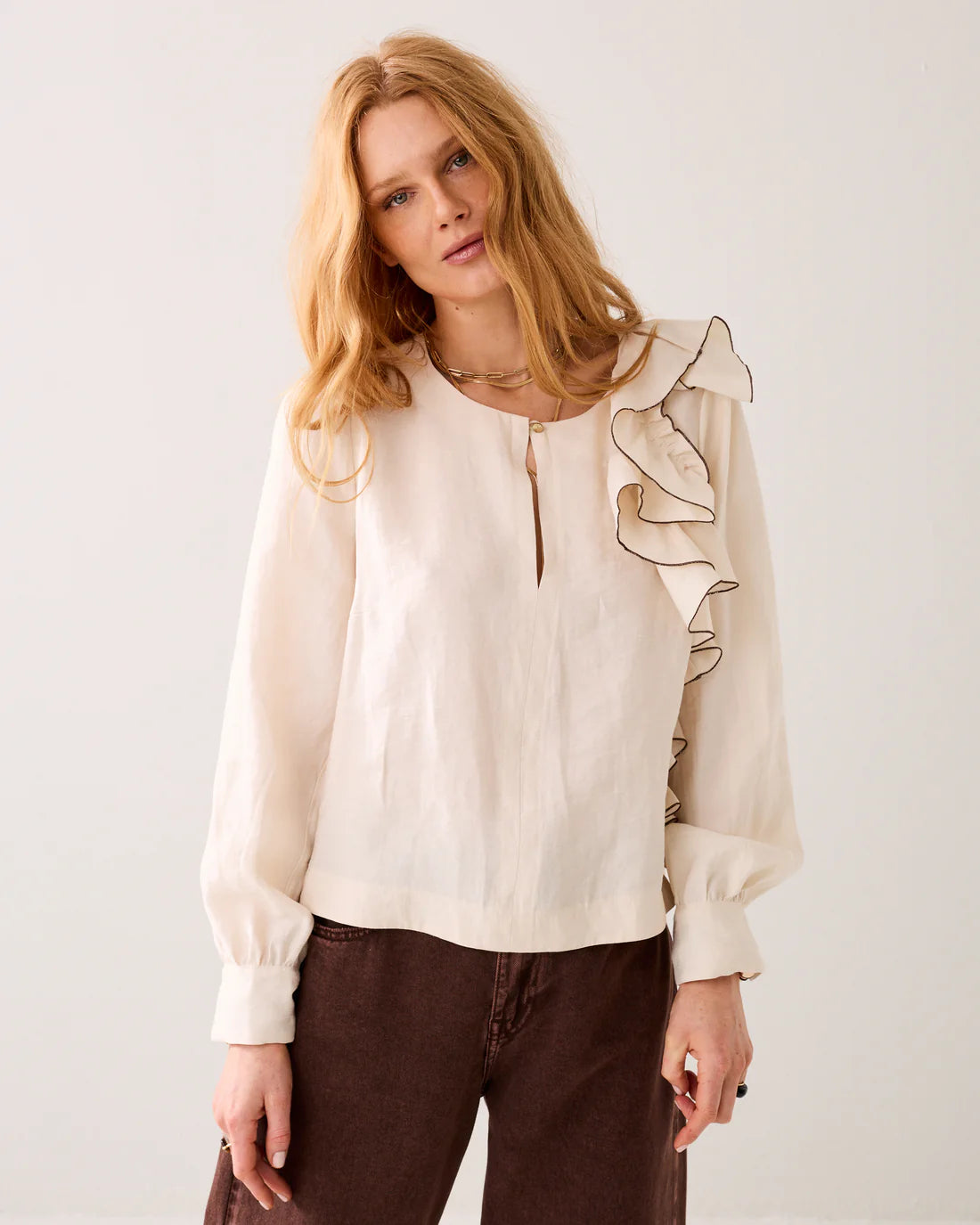 LINEN-BLEND TOP WITH RUFFLES - ivory voffee - Bluser - Helt Dilla AS