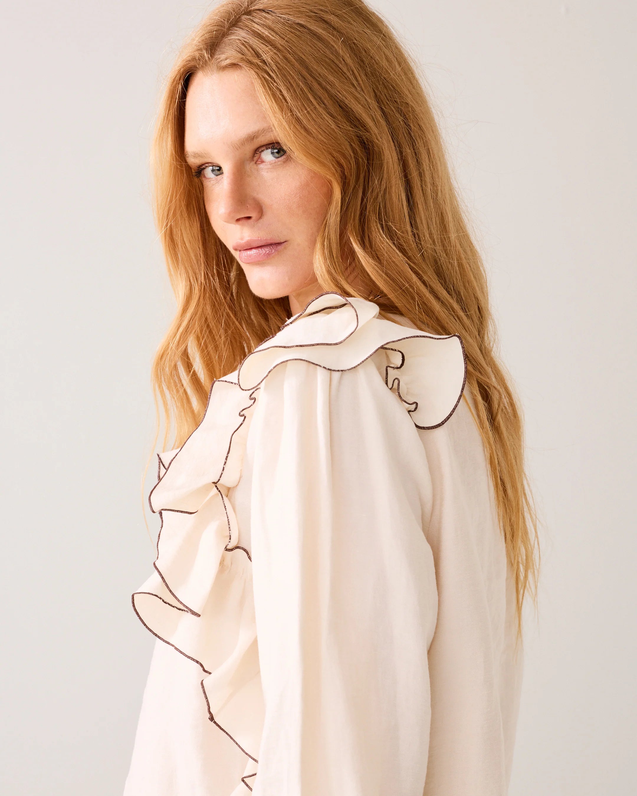 LINEN-BLEND TOP WITH RUFFLES - ivory voffee - Bluser - Helt Dilla AS