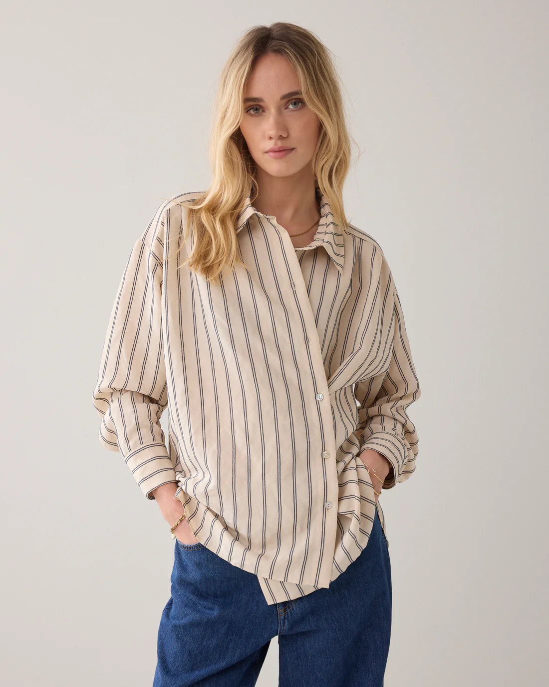 Adjustable Blouse With Chenille Stripe - Beige/Blå - Bluser - Helt Dilla AS