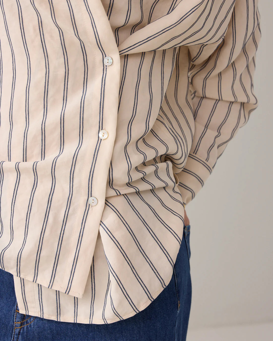 Adjustable Blouse With Chenille Stripe - Beige/Blå - Bluser - Helt Dilla AS