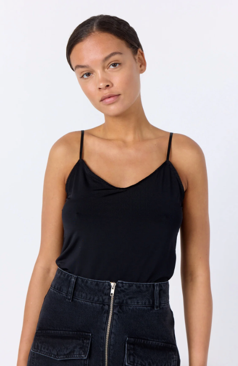 Caro 1 singlett - svart - Singlet, Topper & T-skjorter - Helt Dilla AS