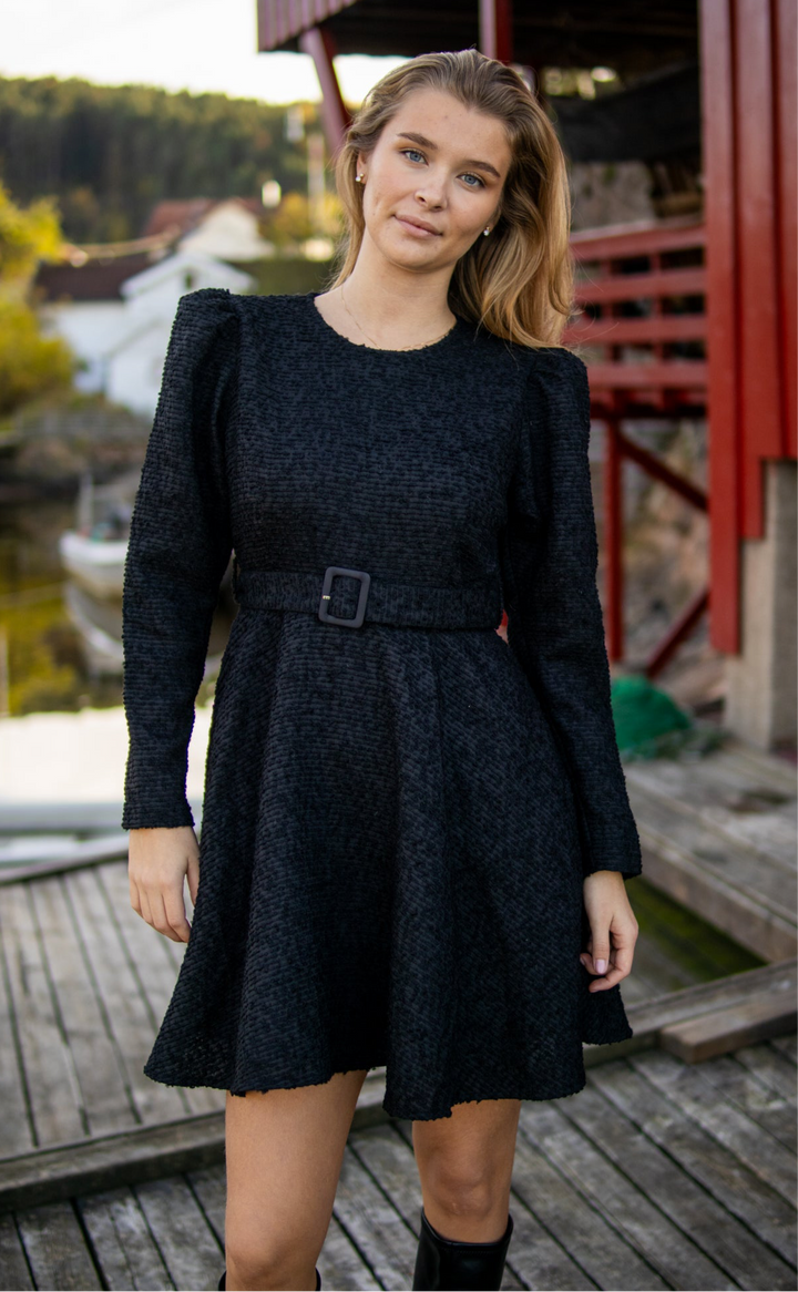 Bouclé Belt Dress - Svart - Kjoler - Helt Dilla AS