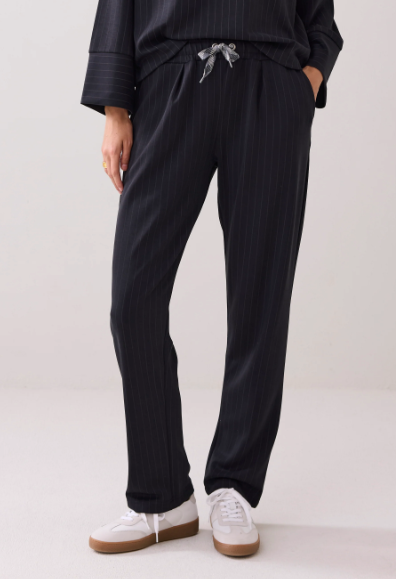 Tapered scuba bukse - Pinstriped black - Bukser - Helt Dilla AS