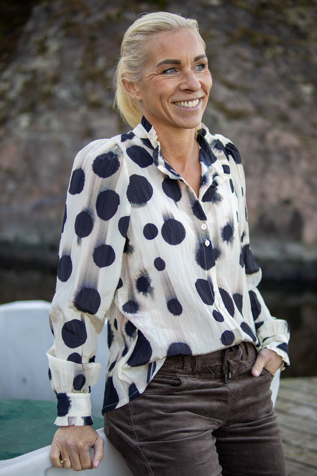 Non-iron blouse with polka dots - mønster - Bluser - Helt Dilla AS