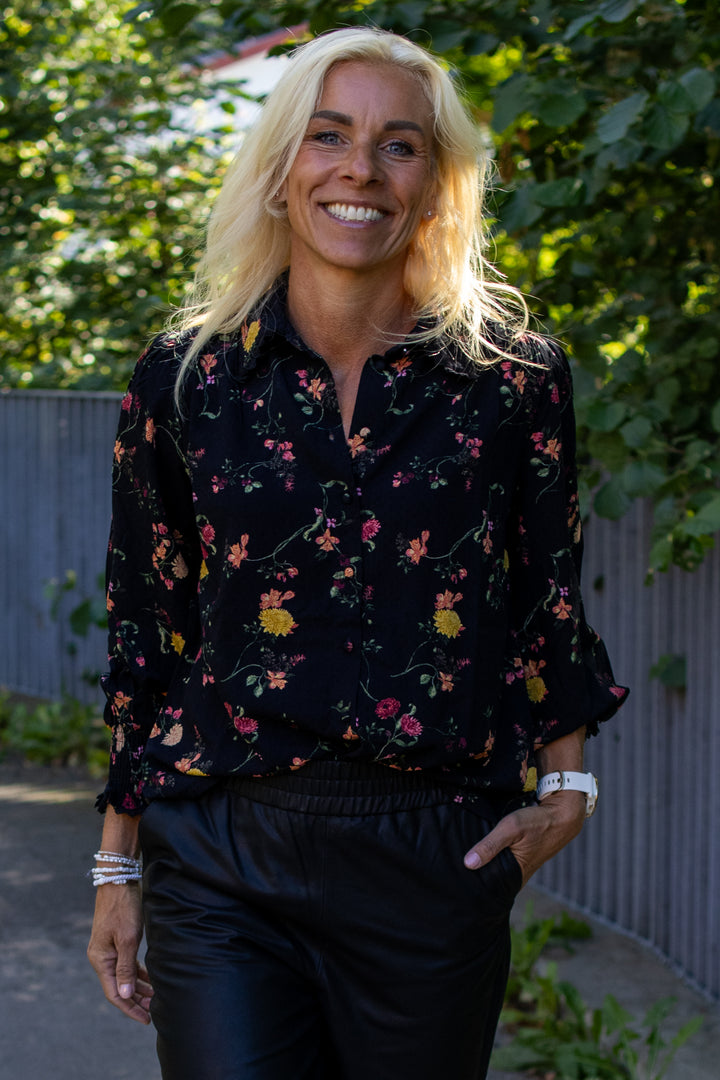 Tilera Shirt  - Black/Botari - Bluser - Helt Dilla AS