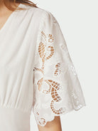 Lunette Emb Dress - White - Kjoler - Helt Dilla AS