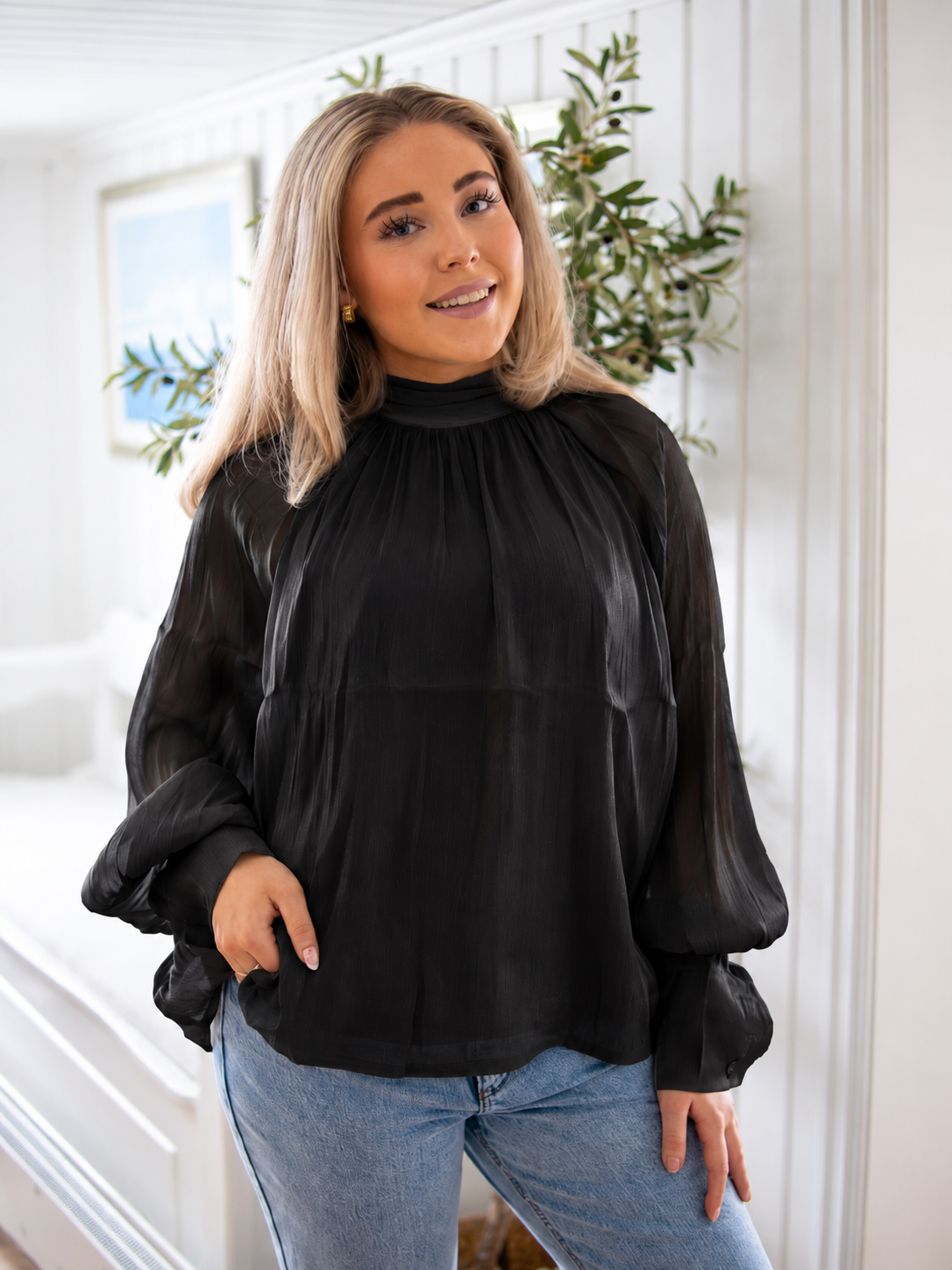 Satin Tie-Neck Blouse - Black - Bluser - Helt Dilla AS