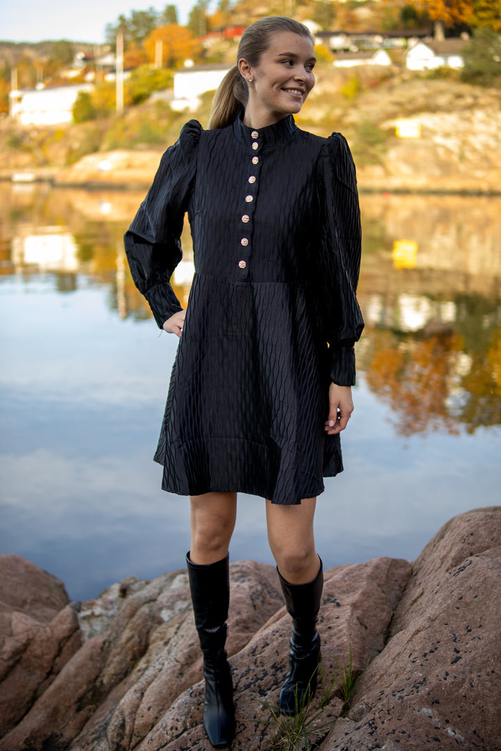 Ripple Kjole - Svart - Kjoler - Helt Dilla AS