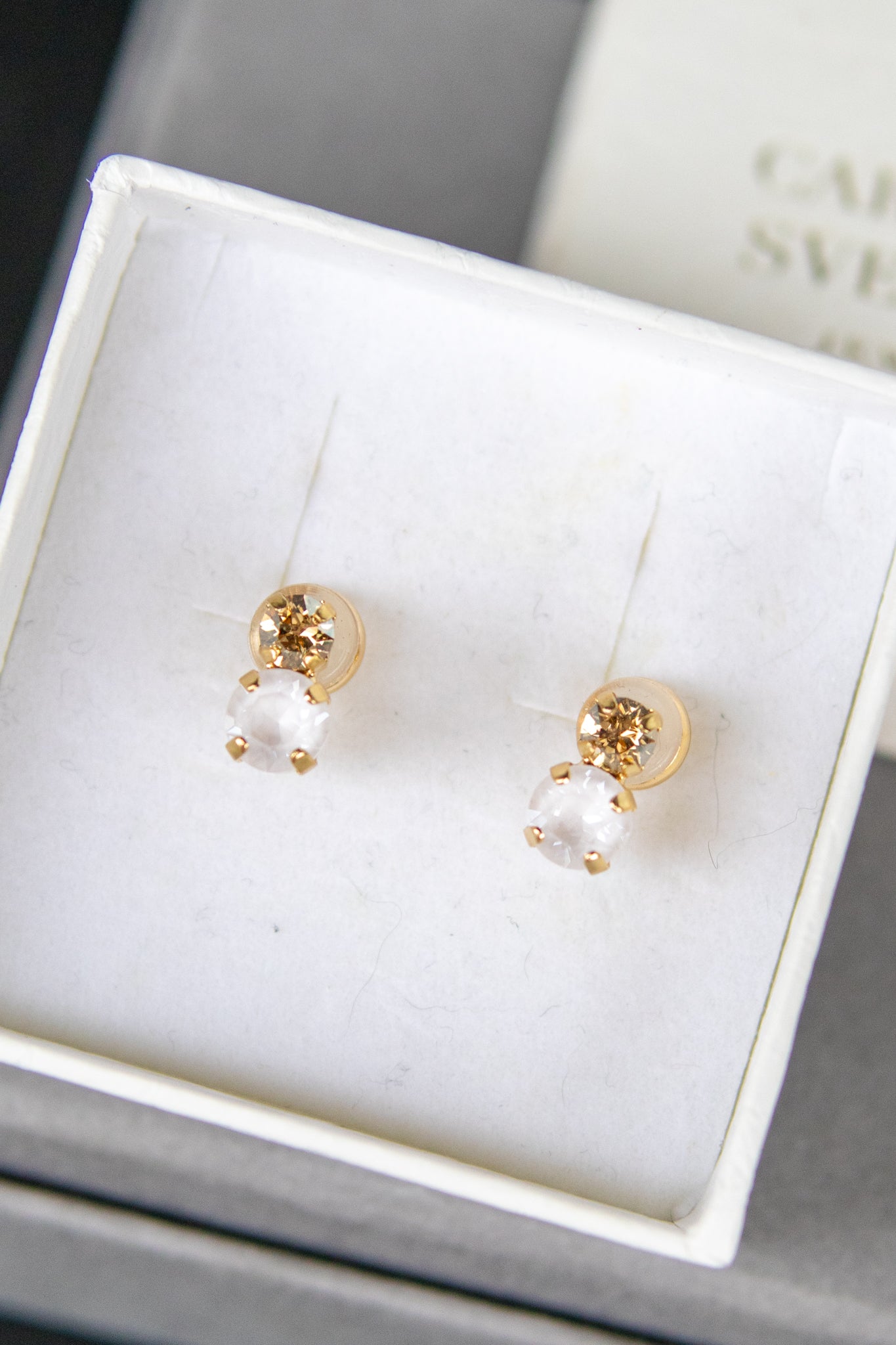 Leah earrings - electric white combo - Tilbehør - Helt Dilla AS