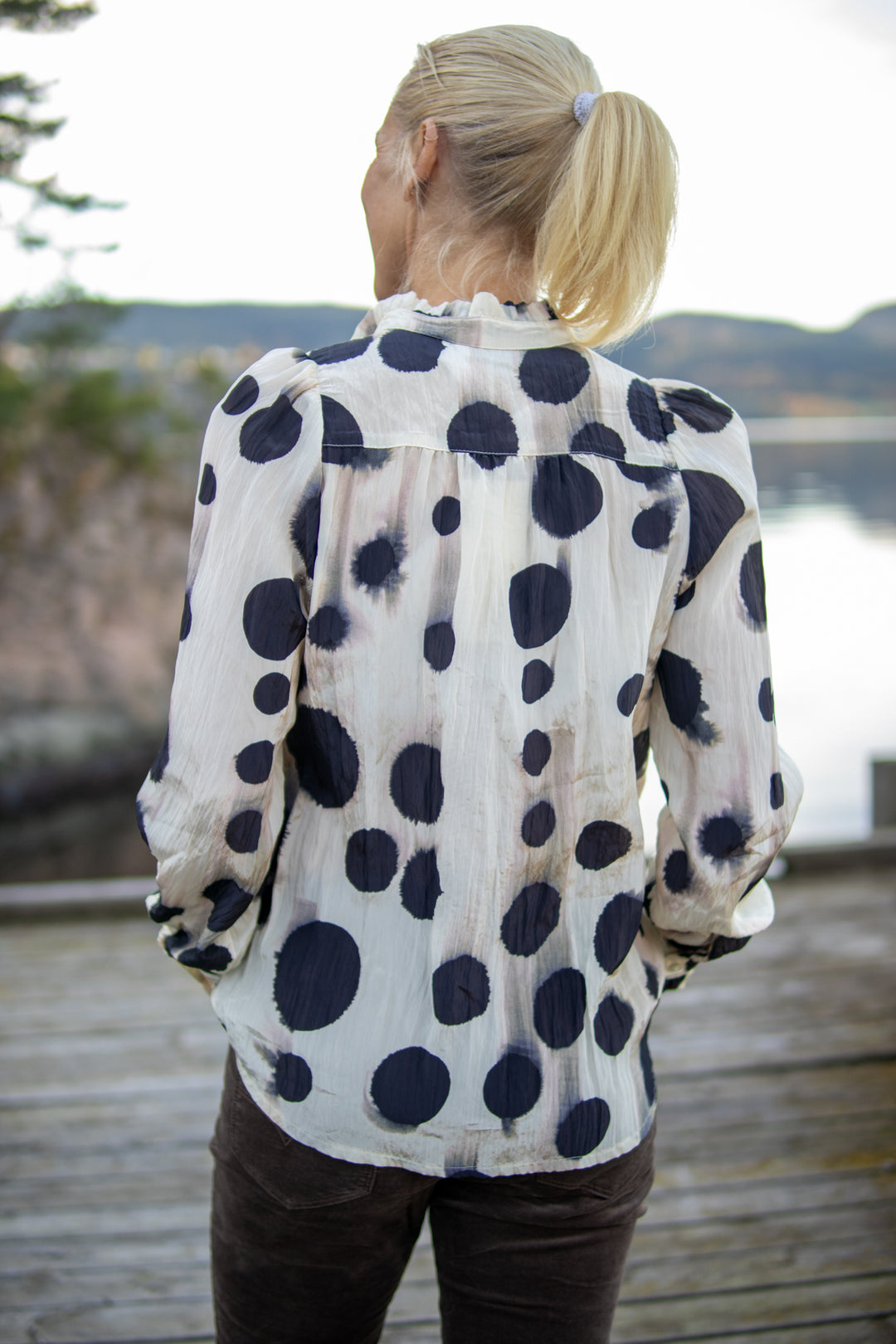 Non-iron blouse with polka dots - mønster - Bluser - Helt Dilla AS