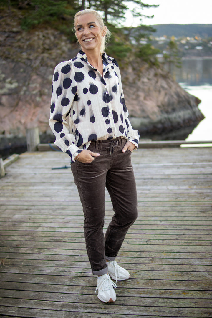 Non-iron blouse with polka dots - mønster - Bluser - Helt Dilla AS