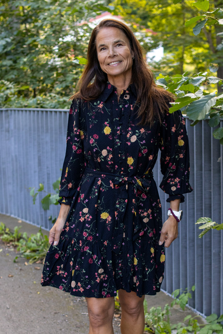 Tilera Shirt Dress - Black/Botari - Kjoler - Helt Dilla AS