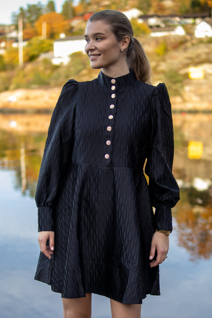 Ripple Kjole - Svart - Kjoler - Helt Dilla AS