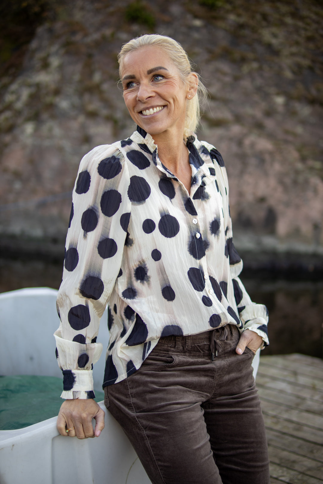 Non-iron blouse with polka dots - mønster - Bluser - Helt Dilla AS
